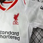 LIVERPOOL II 24/25 CONJUNTO INFANTIL - Imagen 4