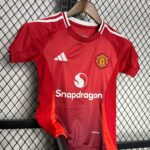 MANCHESTER UNITED I 24/25 CONJUNTO INFANTIL - Imagen 3