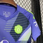 MANCHESTER UNITED PORTERO I 24/25 CONJUNTO INFANTIL - Imagen 4