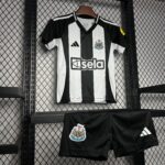 NEWCASTLE I 24/25 CONJUNTO INFANTIL - Imagen 2