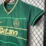 SPORTING LISBOA II 24/25 CONJUNTO INFANTIL - Imagen 3