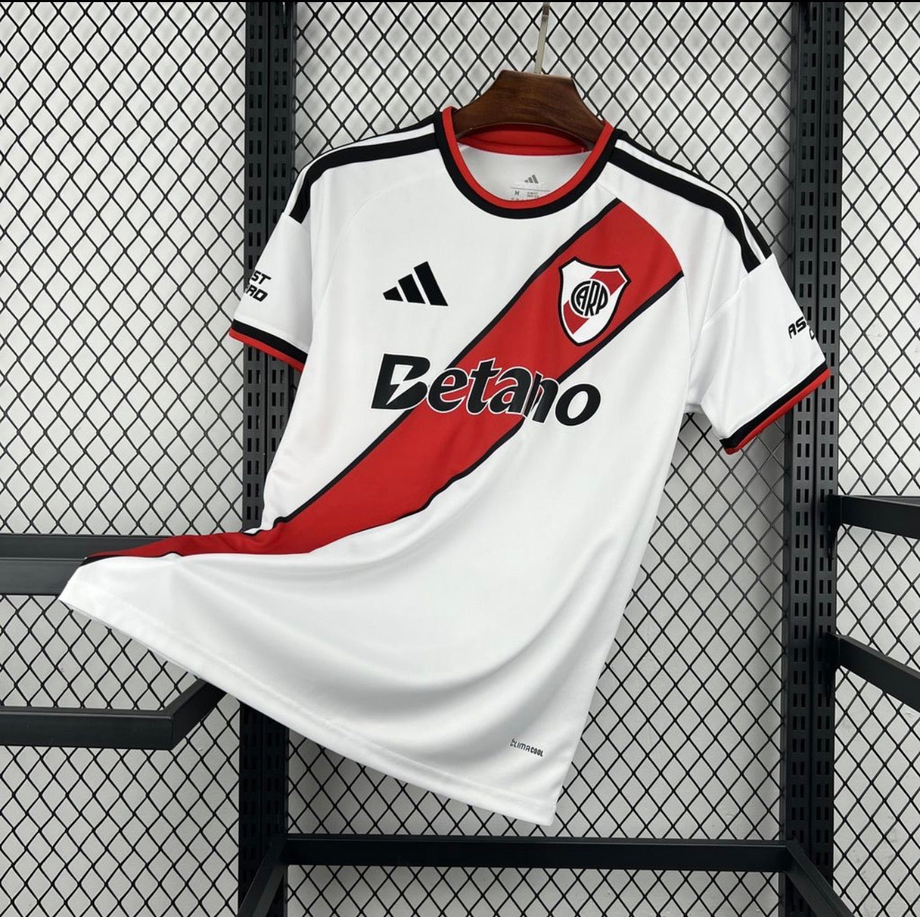 335BF661-8477-47D7-A185-CB2B09BF3783.jpg RIVER PLATE I 26/27 HOMBRE - Imagen 1