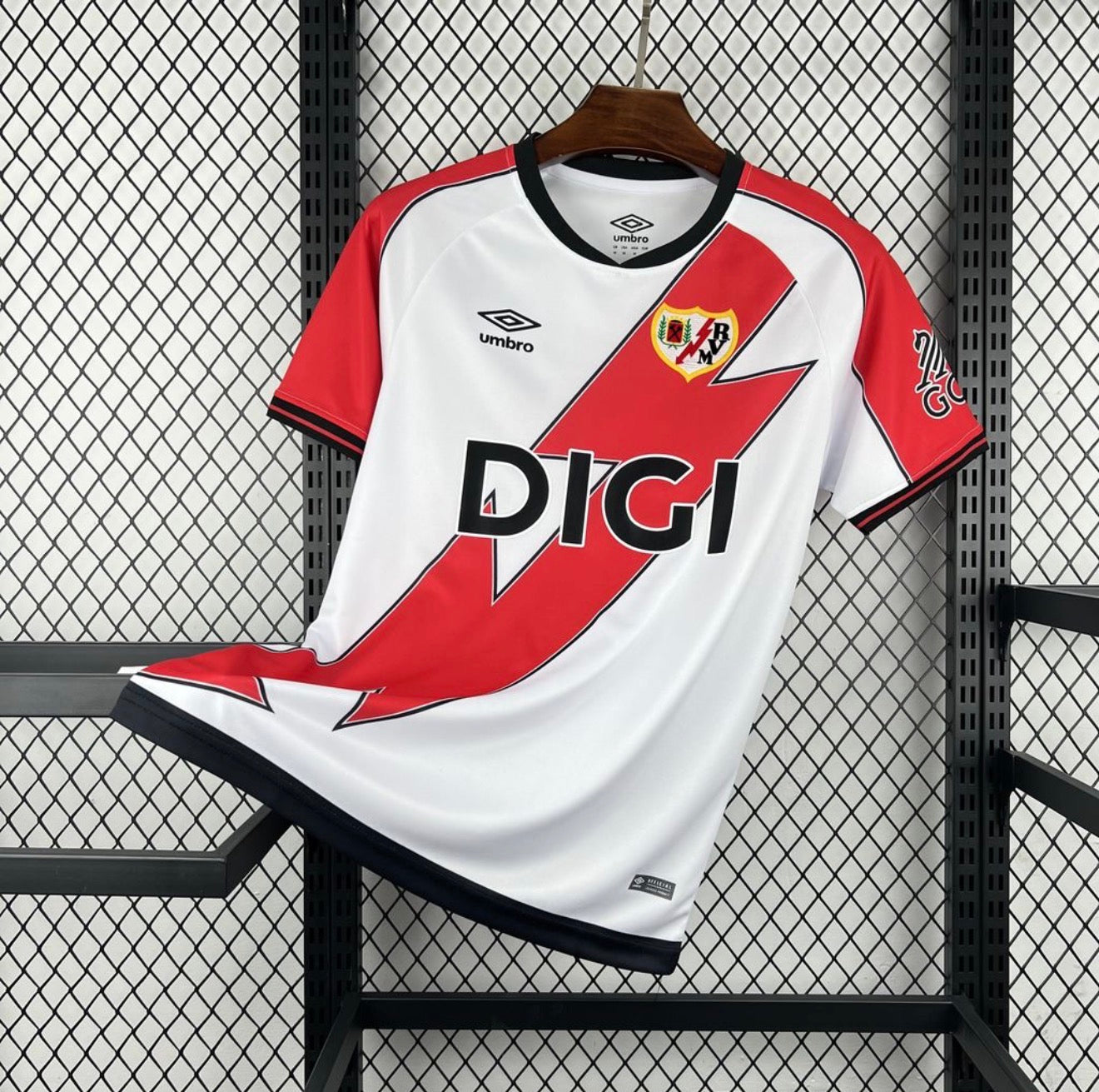 DF26B40B-4433-4657-A966-727EC542F99F.jpg RAYO VALLECANO I 26/27 HOMBRE - Imagen 1